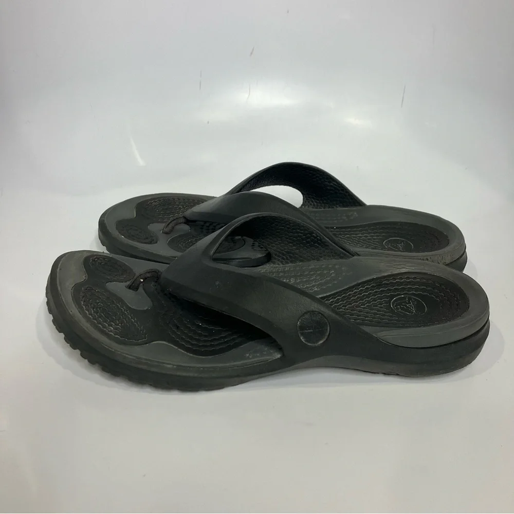 Crocs black flip flops unisex sizing‎